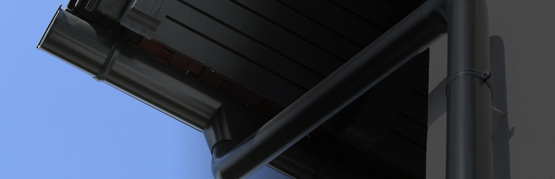 Slajd 1 czarne rynny na dachu